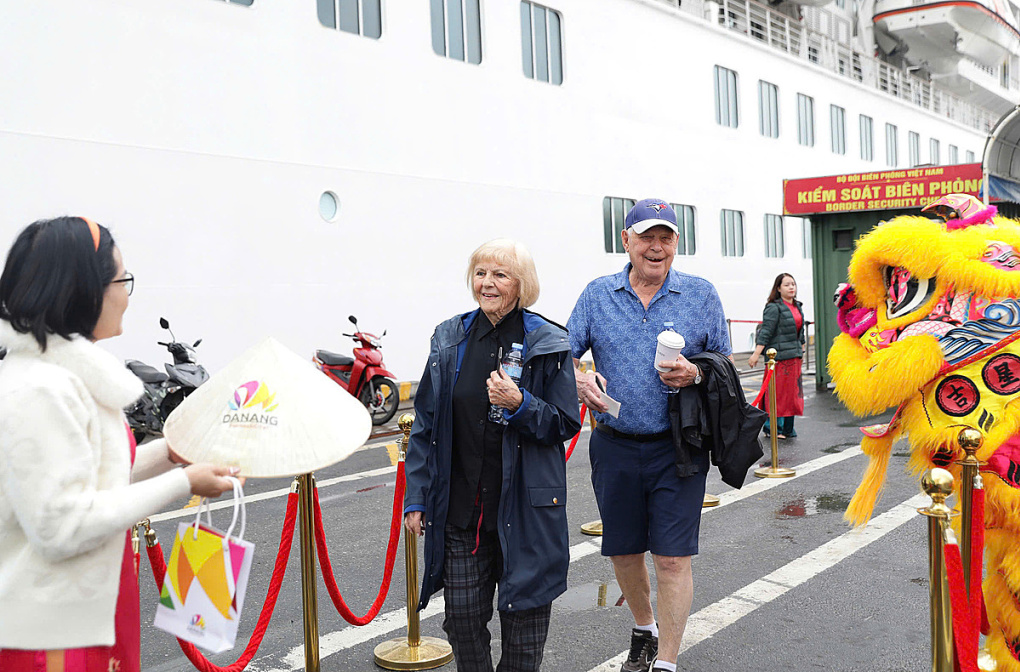 Du khách trên tàu Crystal Symphony xông đất Đà Nẵng được chào đón bằng màn múa lân. Ảnh: N.D