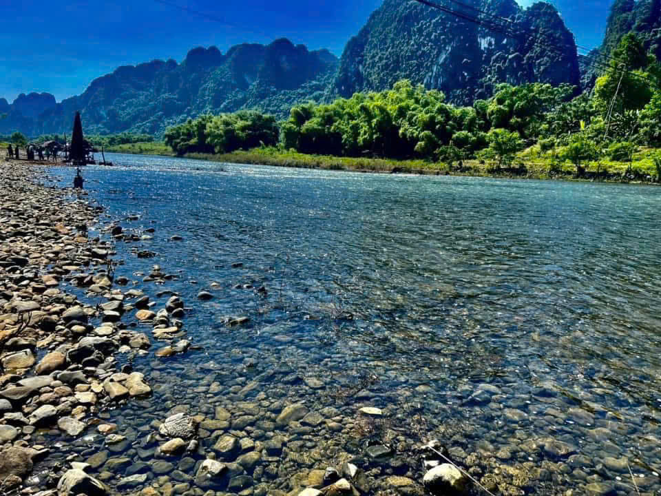 Ngắm hoàng hôn cực chill bên dòng sông Bôi. Hòa mình vào tiếng gió thổi, chim hót, tiếng nước chảy,...