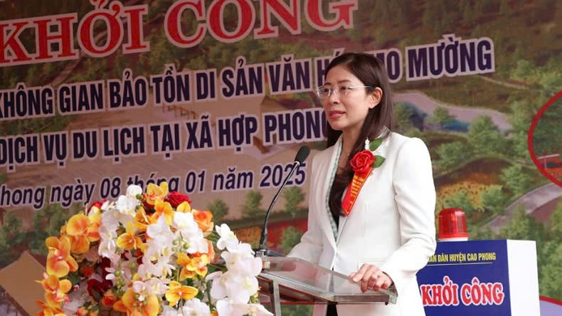 Bí thư Huyện ủy Cao Phong Bùi Thị Kim phát biểu. Ảnh: Báo Nhân Dân