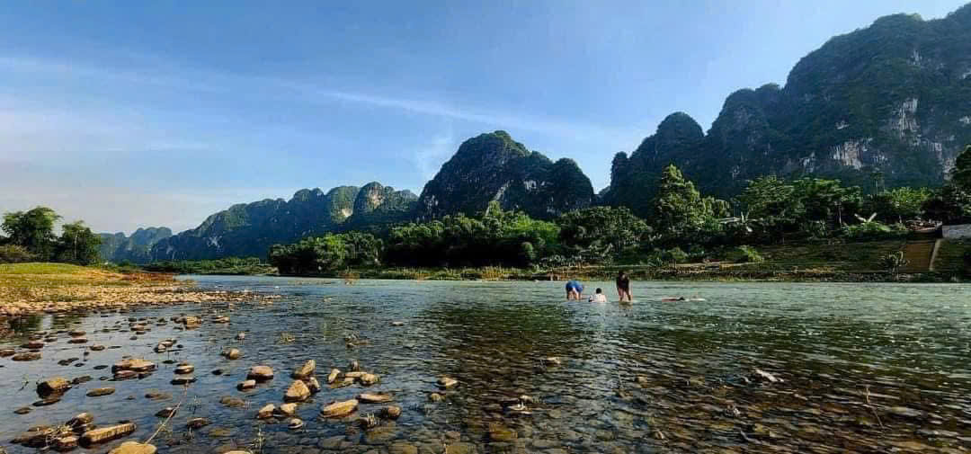 Dòng nước trong veo, xanh mát.