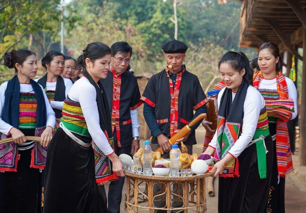 Lễ mừng cơm mới là một trong những lễ quan trọng và linh thiêng nhất của người Thái trong năm, mọi người đã tập trung đầy đủ, mỗi người một tay chuẩn bị cho Lễ mừng cơm mới. Ảnh: Khánh Hoà - TTXVN