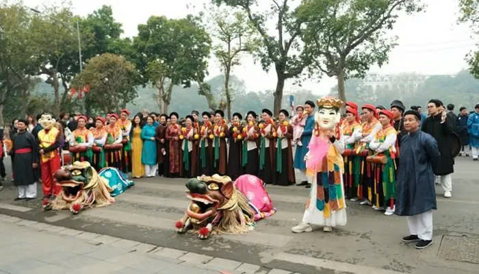 Ngày hội Việt phục Bách Hoa Bộ Hành 2025 đã thu hút hàng trăm bạn trẻ tham gia, đây là lễ hội diễu hành cổ phục quy mô lớn tại Việt Nam. Ảnh: M.C