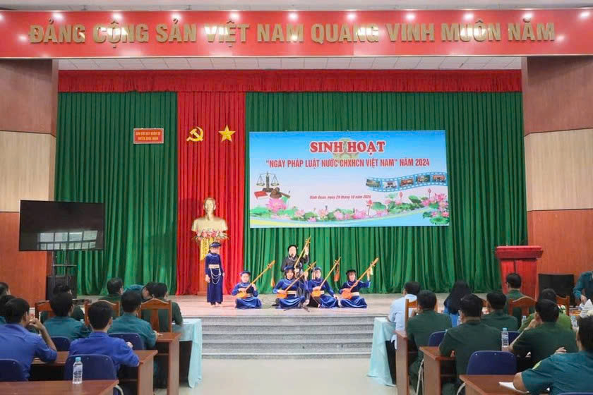 Bà Hoàng Thị Huyên cùng học sinh của mình biểu diễn tại Lễ kỷ niệm của địa phương. Ảnh: Báo PLVN