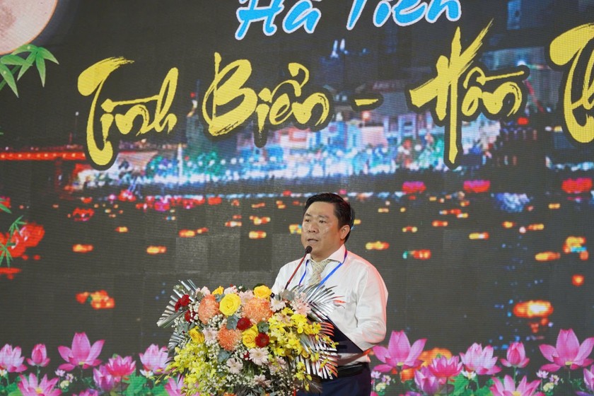Chủ tịch UBND TP Hà Tiên Mai Quốc Thắng phát biểu tại chương trình nghệ thuật kỷ niệm 289 năm thành lập Tao đàn Chiêu Anh Các. Ảnh: Báo PLVN