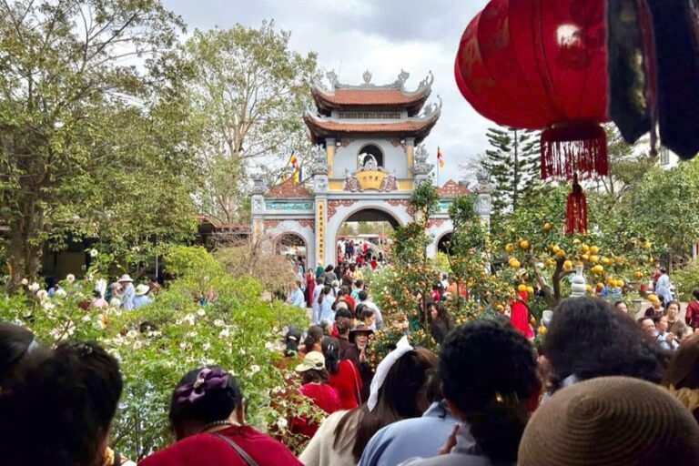 Du khách chiêm bái, vãn cảnh ở chùa Guột (tỉnh Bắc Ninh). Ảnh: Báo PLVN