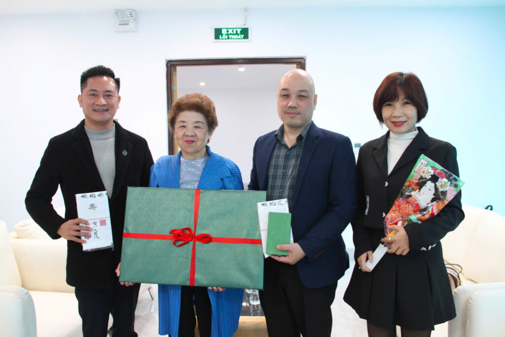 Lãnh đạo Nhà hát Cải lương Việt Nam và bà Tominaga Teruko, Chủ tịch Hiệp hội Nippon Okami-san. Ảnh: Thanh Chung