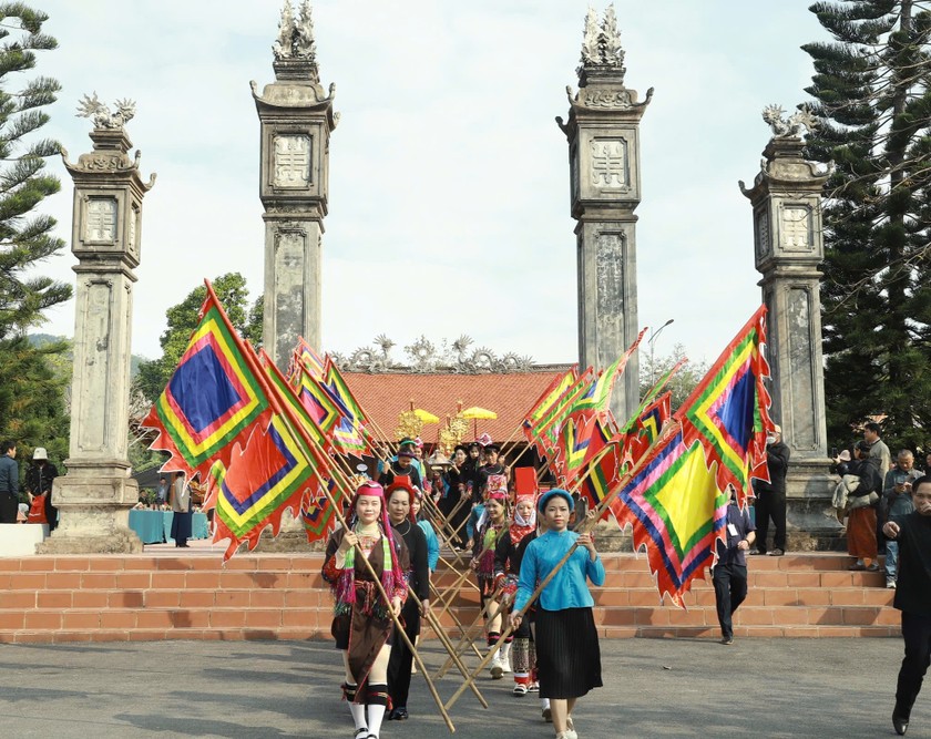 Đình Lục Nà, được xây dựng vào thời Hậu Lê, là ngôi đình duy nhất làm địa điểm sinh hoạt tín ngưỡng cộng đồng của Nhân dân các dân tộc trên địa bàn huyện Bình Liêu. Qua Lễ hội, nhằm bảo tồn di sản văn hóa của đồng bào các dân tộc trên địa bàn, đồng thời góp phần xây dựng, quảng bá giới thiệu, lan tỏa vẻ đẹp văn hóa, con người Quảng Ninh. Ảnh: Báo PLVN