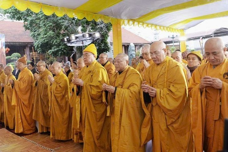 Chư tôn đức Giáo hội thành kính dâng hương tưởng niệm Đức Đệ nhị Pháp chủ - Đại lão Hòa thượng Thích Tâm Tịch. Ảnh: Báo PLVN