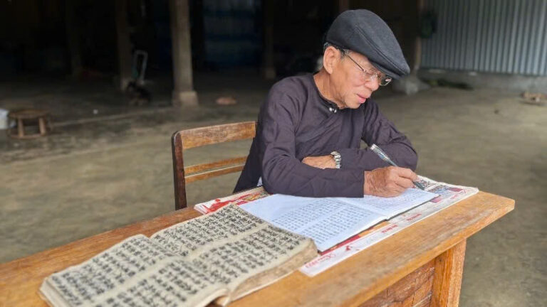 Nghệ nhân Ưu tú Phàn Quang Châu miệt mài bảo tồn những giá trị truyền thống của đồng bào dân tộc Dao Điện Biên. Ảnh: Báo Nhân Dân