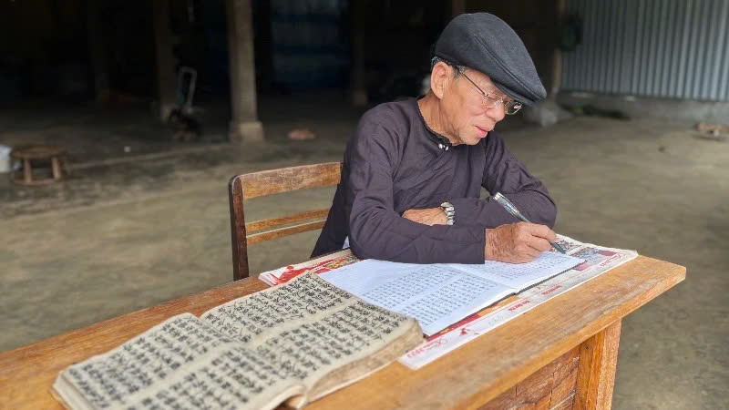 Nghệ nhân Ưu tú Phàn Quang Châu miệt mài bảo tồn những giá trị truyền thống của đồng bào dân tộc Dao Điện Biên. Ảnh: Báo Nhân Dân