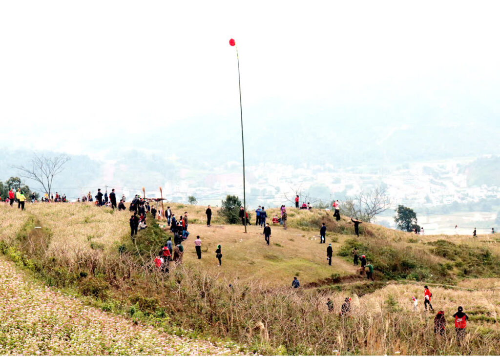 Người dân thôn Cao Bành, xã Phương Thiện (thành phố Hà Giang) vui hội Tung còn. Ảnh: PV
