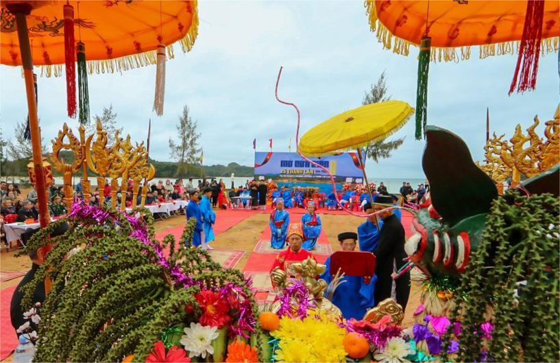 Lễ hội Mở cửa biển gắn liền với niềm tin, tín ngưỡng của người dân vùng biển tôn thờ cá Ông. Ảnh: Báo PLVN