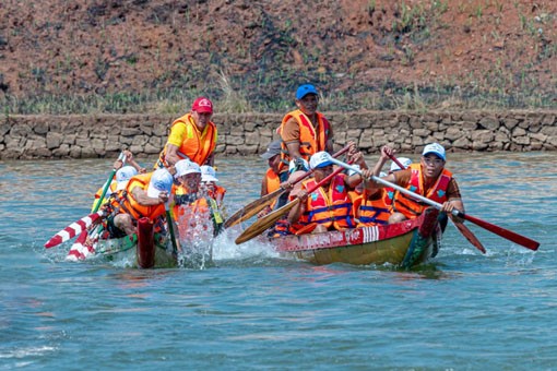 Các đội đua thi đấu hết mình, băng băng về đích. (Ảnh: Lê Cung)