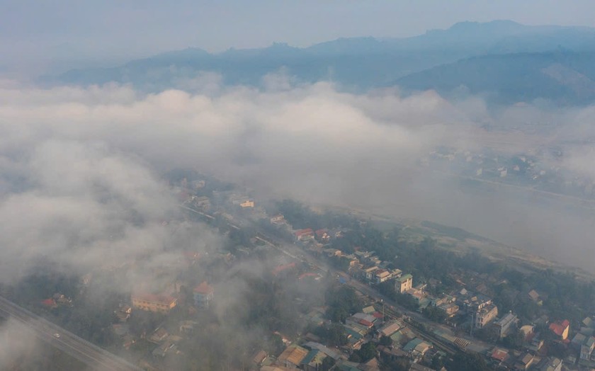 Những dãy núi trập trùng phía xa như ẩn hiện trong làn mây mỏng. Ảnh: Báo PLVN