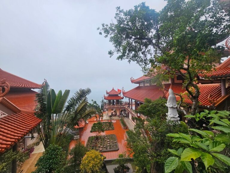 Chùa Cái Bầu (tên gọi khác là Thiền viện Trúc Lâm Giác Tâm) được xây dựng dựa trên nền của Phúc Linh Tự (một ngôi chùa cổ thời Trần) vào năm 2007. Từ đó, chùa Cái Bầu trở thành một trong những điểm văn hóa tâm linh của tỉnh Quảng Ninh. Ảnh: Báo PLVN