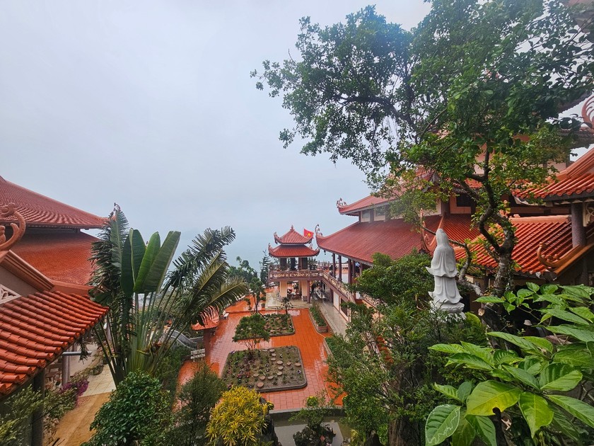 Chùa Cái Bầu (tên gọi khác là Thiền viện Trúc Lâm Giác Tâm) được xây dựng dựa trên nền của Phúc Linh Tự (một ngôi chùa cổ thời Trần) vào năm 2007. Từ đó, chùa Cái Bầu trở thành một trong những điểm văn hóa tâm linh của tỉnh Quảng Ninh. Ảnh: Báo PLVN