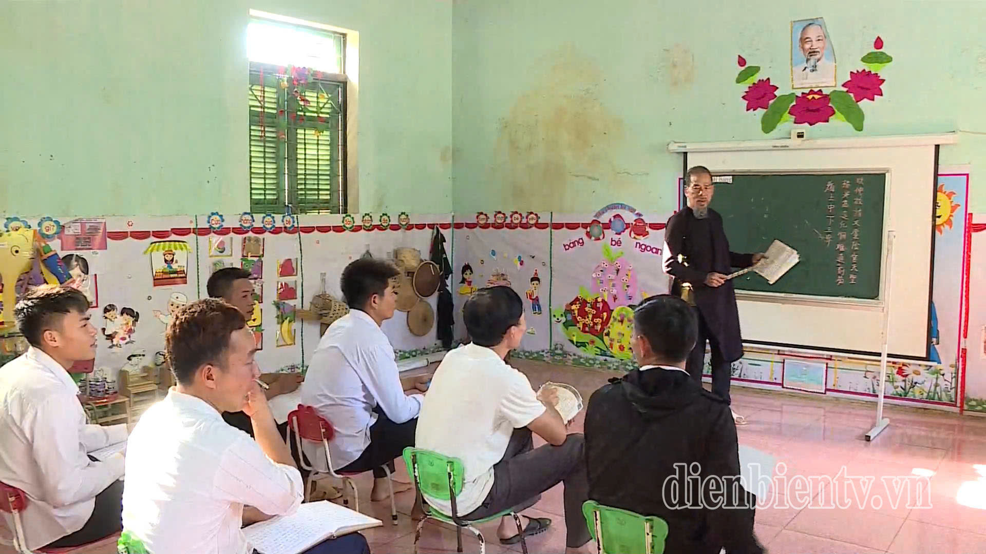 Nghệ nhân Phàn Quang Châu truyền dạy văn hóa truyền thống của dân tộc cho các thế hệ sau. Ảnh: Trang TTĐT tỉnh Điện Biên