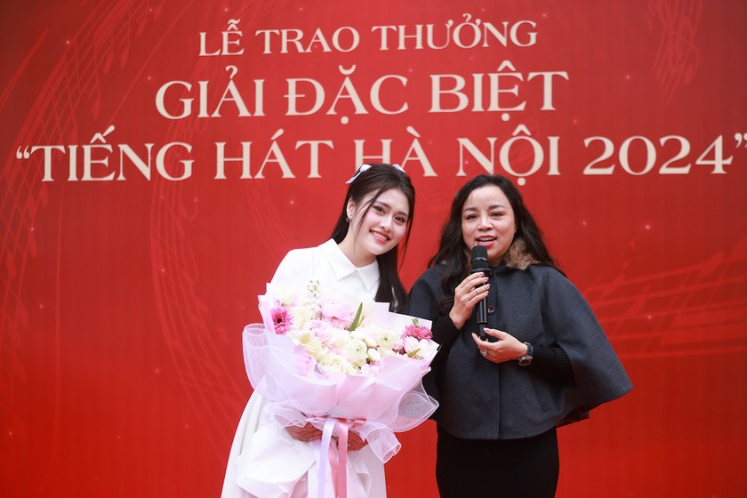 Cô giáo của Mộc An - NSƯT Tố Nga vui mừng khi thấy cô học trò của mình chạm đến thành quả nghệ thuật (ảnh BTC).