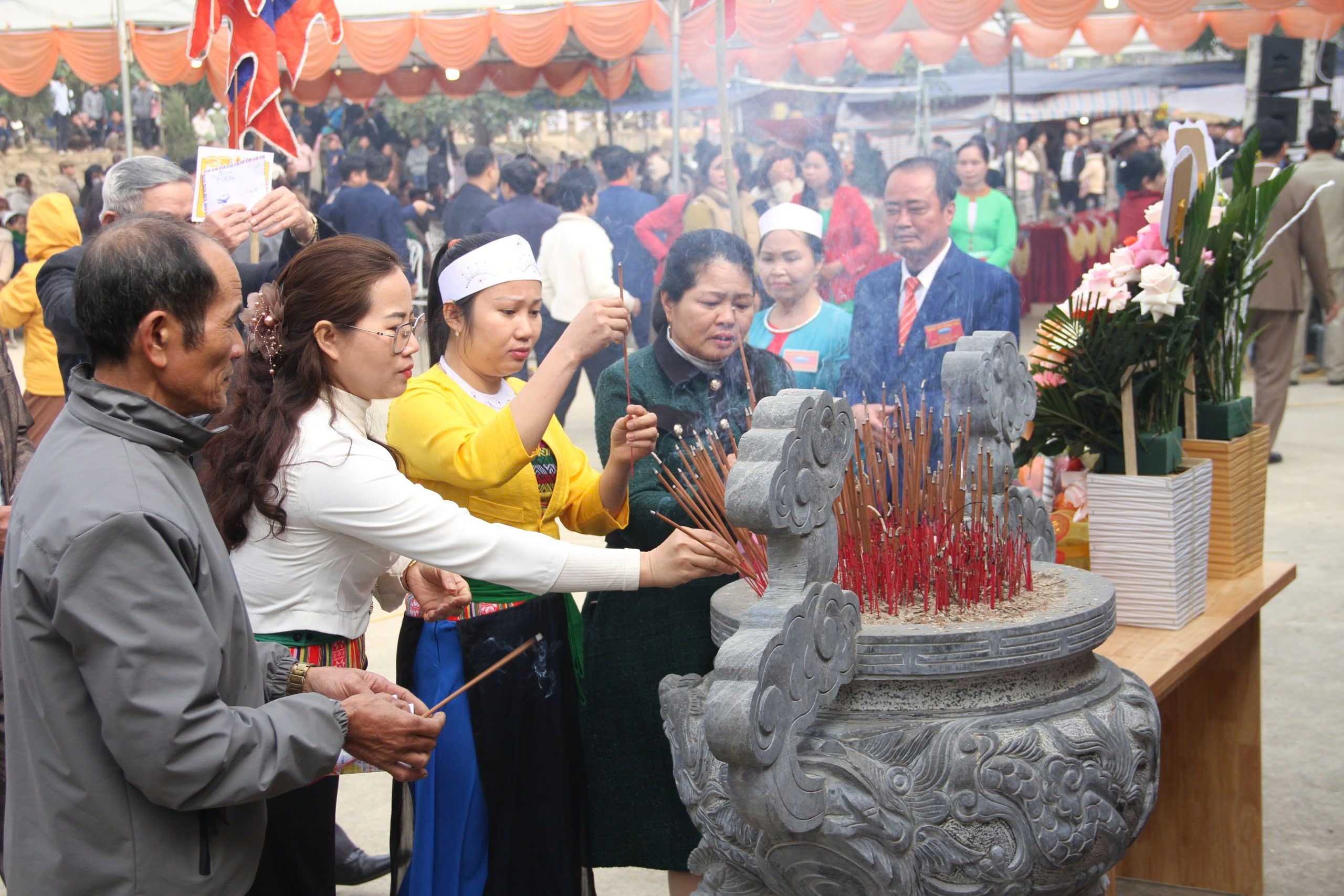 Dâng hương tỏ lòng thành kính tới các vị Thành Hoàng làng, các vị thần có công với nước, với dân. Ảnh: Thanh Chung