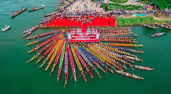 Lễ hội bơi đua thuyền mừng Tết độc lập trên sông Kiến Giang, Quảng Bình. Ảnh: N.P