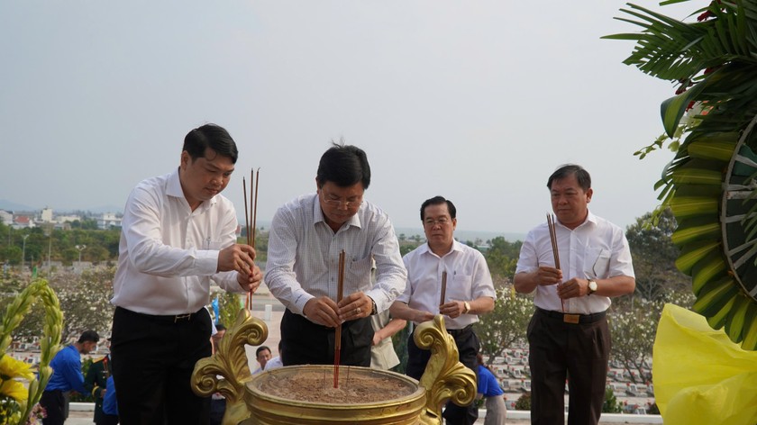 Bí thư Tỉnh ủy Kiên Giang Nguyễn Tiến Hải làm trưởng đoàn đến dâng hoa, dâng hương tưởng niệm các anh hùng liệt sĩ tại nghĩa trang thành phố Hà Tiên và khu mộ Lăng Mạc Cửu. Ảnh: Báo PLVN