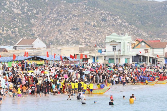 Lễ hội thu hút hàng nghìn người dân và du khách đến xem và cổ vũ các đội tham gia. (Ảnh: Thu Hường)