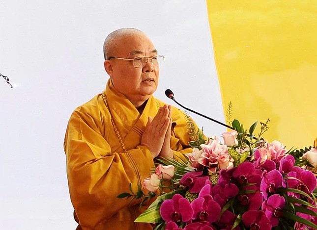 Trưởng lão Hòa thượng Thích Thanh Nhiễu cung tuyên tiểu sử Đức Đệ nhị Pháp Chủ GHPGVN. Ảnh: Báo PLVN