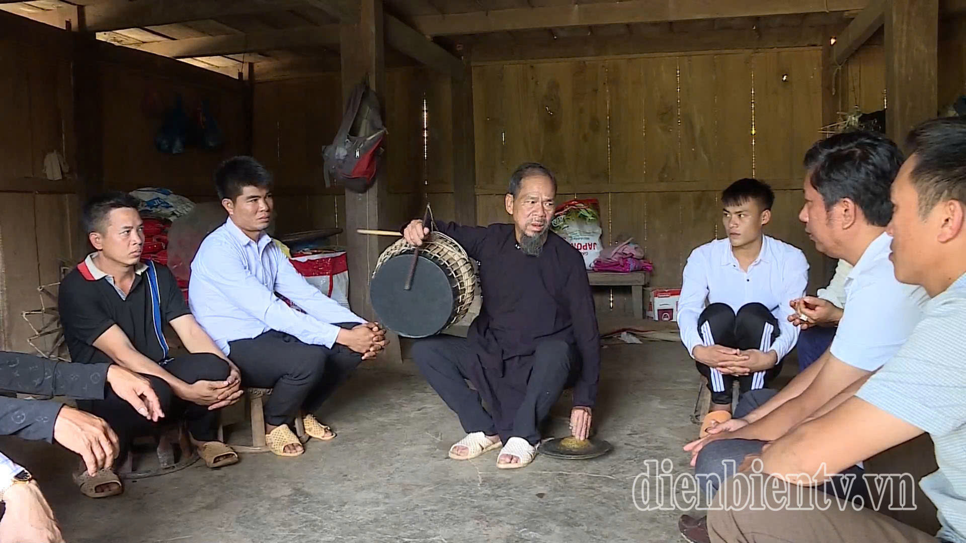 Buổi truyền dạy về cách đánh trống của Nghệ nhân Phàn Quang Châu cho người dân trong thôn. Ảnh: Trang TTĐT tỉnh Điện Biên