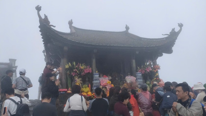Chùa Đồng còn có tên Thiên Trúc Tự, chùa tọa lạc tại vị trí cao nhất trên đỉnh núi Yên Tử. Chùa Đồng linh thiêng là biểu tượng của sự giao hòa giữa đất, trời và con người. Các tín đồ Phật giáo trong và ngoài nước đều mong muốn một lần được đặt chân đến nơi đây. Ảnh: Báo PLVN
