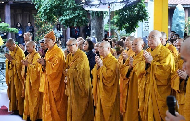 Chư tôn đức đảnh lễ trước hương án Đức Đệ nhị Pháp chủ GHPGVN - Đại lão Hòa thượng Thích Tâm Tịch. Ảnh: Báo PLVN