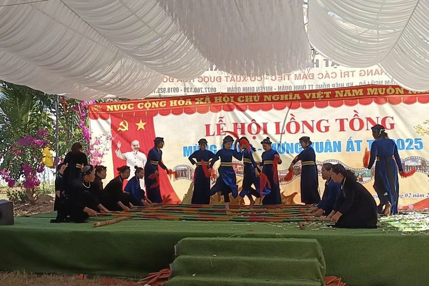 Biểu diễn múa và hát Then tại Lễ hội. Ảnh: T.D
