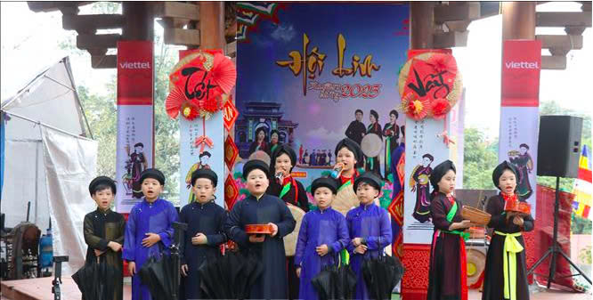 Các “liền anh, liền chị” của lễ hội. Ảnh: Internet
