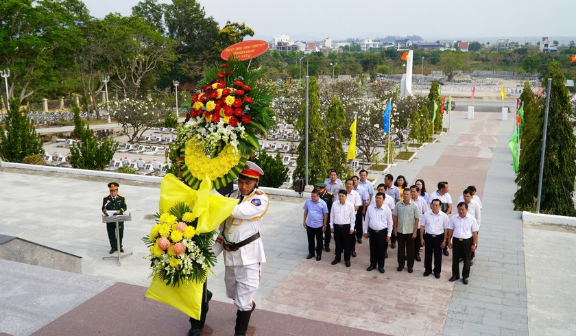 Đoàn công tác dâng hoa, dâng hương tưởng niệm các anh hùng liệt sĩ tại nghĩa trang thành phố Hà Tiên và khu mộ Lăng Mạc Cửu, thể hiện lòng tri ân đối với những đóng góp của tiền nhân cho đất nước. Ảnh: Báo PLVN