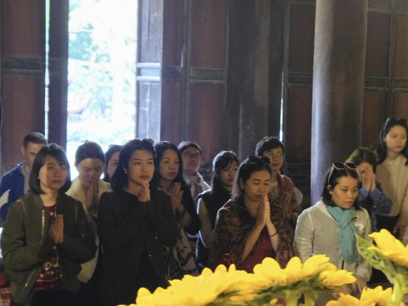 Đầu năm đi lễ chính là nét đẹp văn hóa tín ngưỡng, tâm linh của người Việt. Ảnh: Báo PLVN