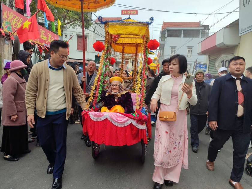 Lễ hội Tiên Công năm 2025 kỷ niệm 591 năm các Tiên Công khai canh mở đất (1434 - 2025). Đây là một sự kiện văn hóa đặc sắc, mang đậm bản sắc vùng Hà Nam, Quảng Yên (Quảng Ninh), không chỉ là dịp tưởng nhớ công lao của các bậc tiền nhân mà còn có ý nghĩa giáo dục thế hệ trẻ về truyền thống đạo lý, lòng biết ơn đối với tổ tiên. Ảnh: Báo PLVN