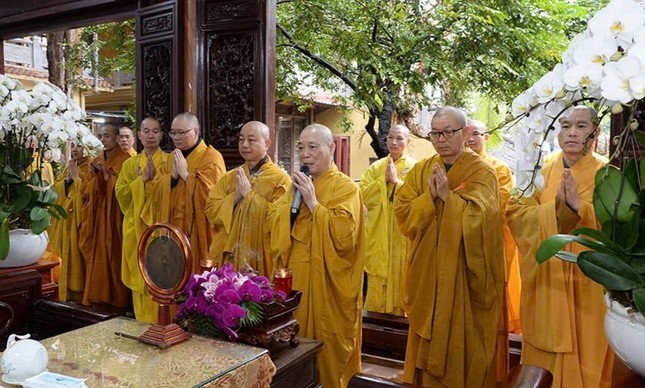 Chư tôn đức đại diện môn đồ pháp quyến. Ảnh: Báo PLVN