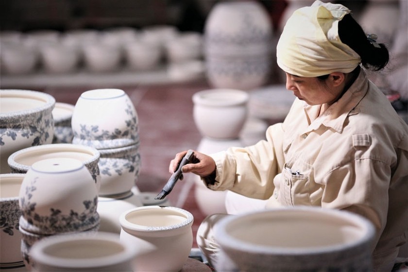 Trang trí hoa văn trên sản phẩm gốm Bát Tràng. Ảnh: Báo PLVN