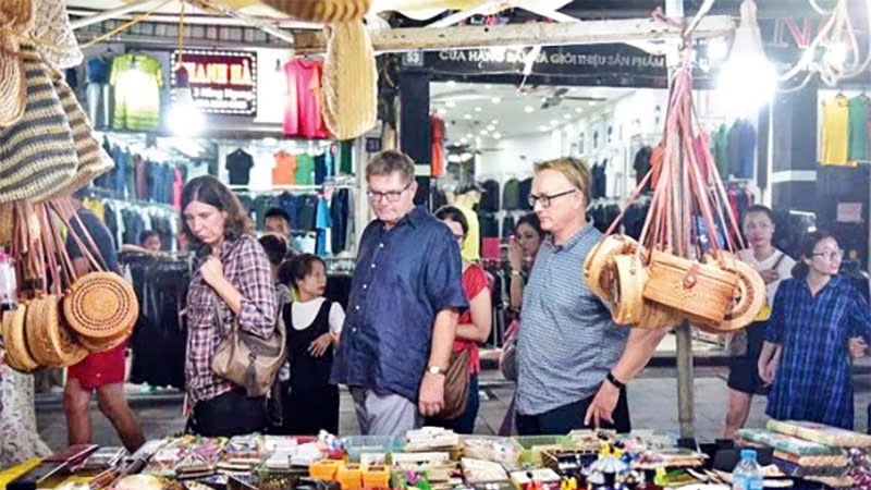 Lễ hội mùa xuân thu hút đông đảo khách du lịch. Ảnh: Báo Nhân Dân