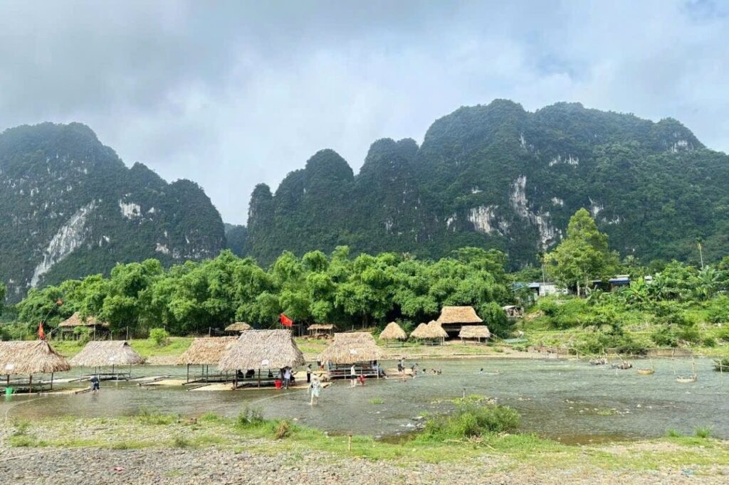 Đồng Chờ Sông Bôi thu hút du khách với cảnh quan thiên nhiên hoang sơ, hùng vĩ. Ảnh: Internet