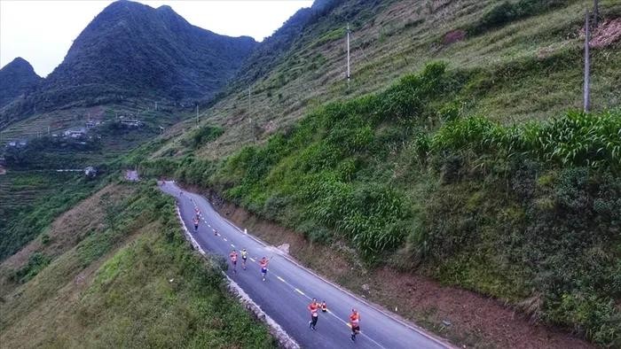 Các vận động viên tham gia chạy trên cung đường Hạnh Phúc năm 2023. Ảnh: Cổng TTĐT huyện Mèo Vạc
