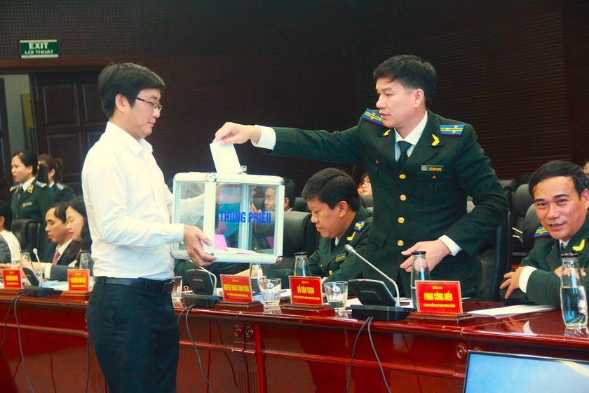 Các đại biểu bỏ phiếu suy tôn cờ thi đua ngành Tư pháp năm 2024. (Ảnh: Công Huy).