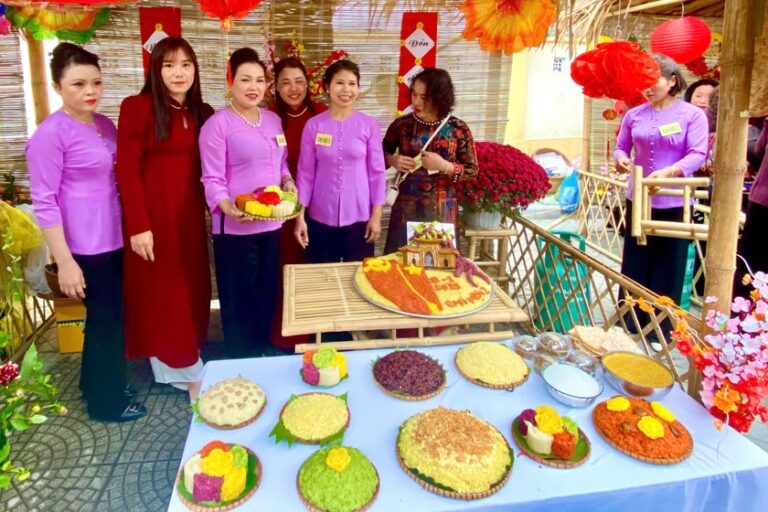 Những đĩa xôi của Chi hội 2 Hội làng nghề truyền thống Xôi Phú Thượng được trang trí với chủ đề “Mừng Đảng, mừng Xuân”. Ảnh: Báo PLVN