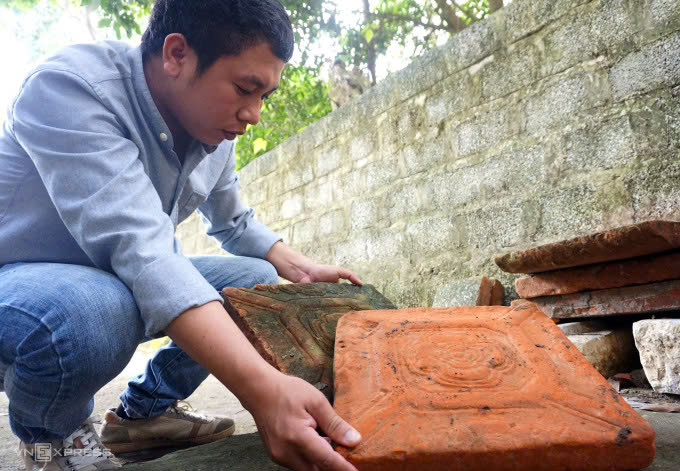 Nhiều gạch ngói với hoa văn trang trí đặc trưng của kiến trúc, nghệ thuật thời Trần được tìm thấy. Ảnh: L.H