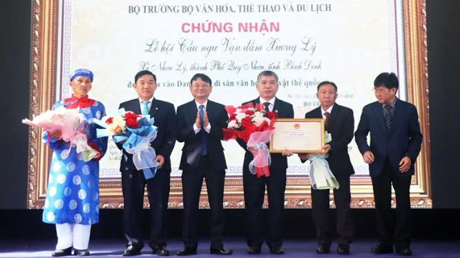 Phó Chủ tịch UBND tỉnh Bình Định, Nguyễn Tự Công Hoàng phát biểu tại buổi lễ. Ảnh: Báo Nhân Dân
