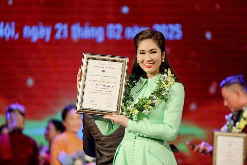 NSƯT Như Huỳnh nhận giải thưởng “Diễn viên cải lương xuất sắc”. Ảnh: NVCC