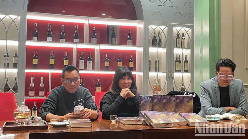 Tác giả Hồ Điệp Thanh Thanh chia sẻ về lần tái bản thứ hai của cuốn tiểu thuyết. Ảnh: Báo Nhân Dân