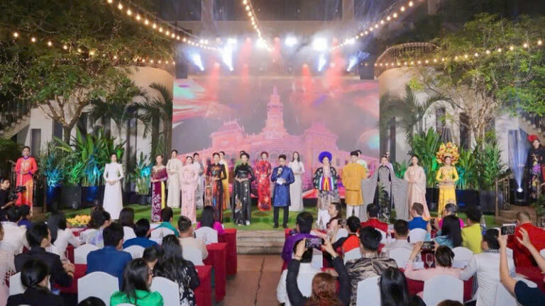 Mẫu áo dài của nhà thiết kế Đỗ Trịnh Hoài Nam góp phần trong Lễ hội Áo dài Thành phố Hồ Chí Minh. Nguồn: Báo Nhân Dân
