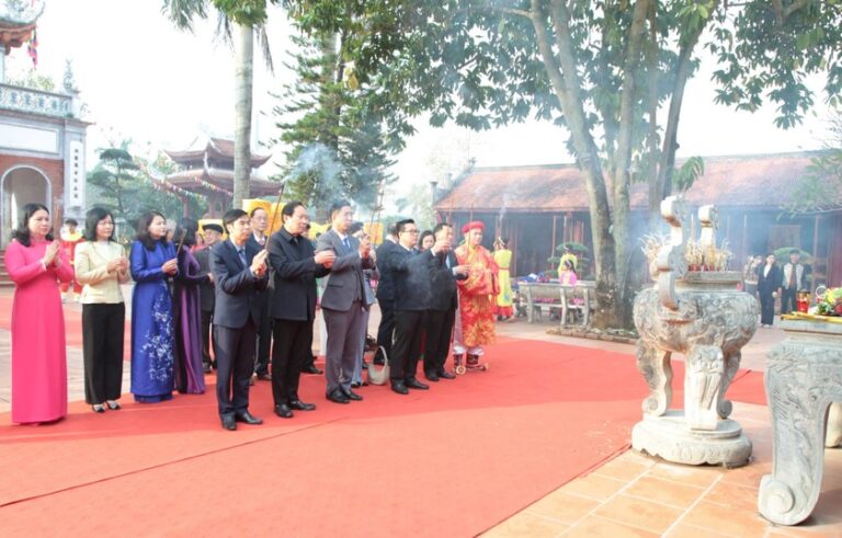 Lãnh đạo TP Móng Cái dâng hương tại Lễ khai hội. Ảnh: Báo PLVN