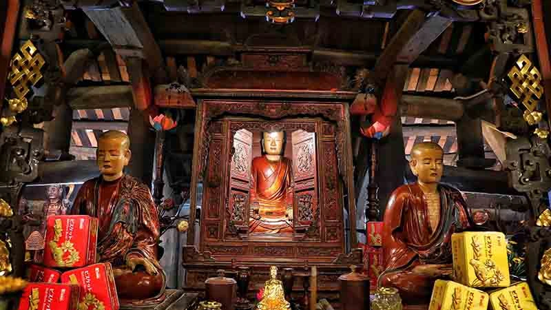 Bộ tượng Tam Tổ Trúc Lâm trong chùa là bảo vật quốc gia. Ảnh: NDO