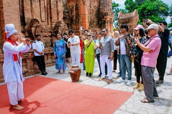 Du khách Ấn Độ tham quan Tháp bà Ponagar. Ảnh: Báo PLVN